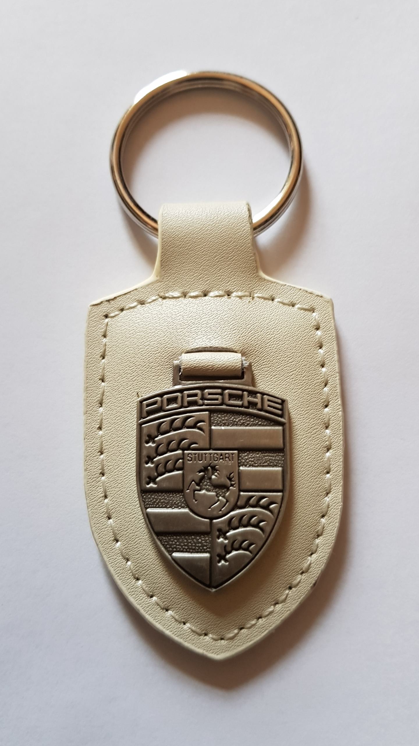 Weisser-Anhanger-Silbernaes-Wappen-aufrecht PORSCHE MUSEUM SCHLÜSSELANHÄNGER  CREME / GRAU